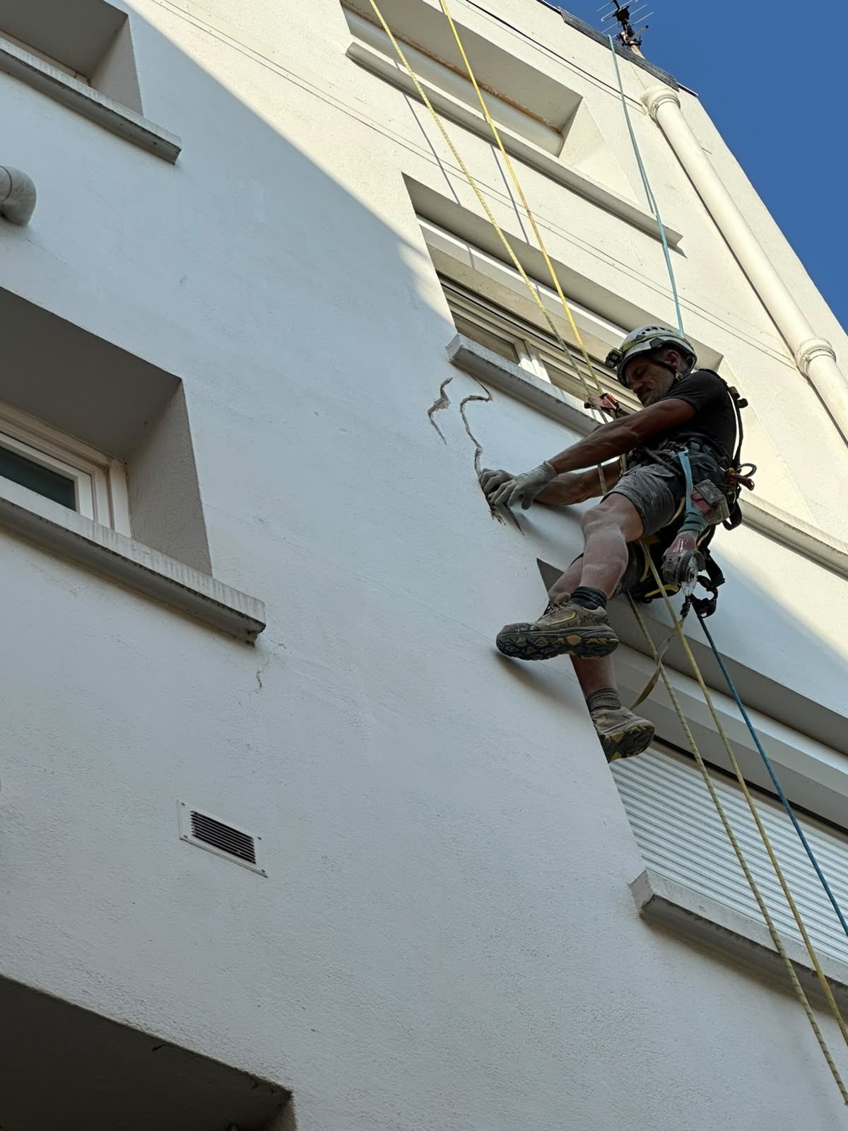 Cordiste KORDIST en intervention sur une reprise de fissures en façade